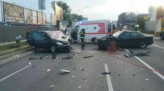 Vážna nehoda v Bratislave. Z auta vyťahovali zakliesnenú osobu