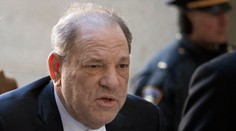 Exproducent Weinstein bude v Británii čeliť obvineniam z dvoch sexuálnych útokov