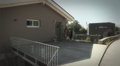 K domu si postavila prístupovú cestu cez mostík. Majiteľka si tým však poriadne zavarila