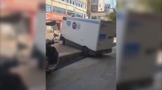 Naše autá by také jamy nezvládli. Internet zaplavili videá autonómnych dodávok z Číny