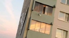 FOTO A VIDEO: V Stupave odpadlo z paneláka zateplenie