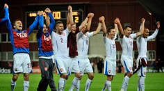 Česko si zaistilo postup na EURO, Holandsko na pokraji historického fiaska