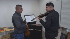 Majú talent, ale nemajú peniaze na školu. Učiteľ poskytuje hudobné vzdelanie deťom zo sociálne slabších rodín