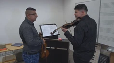 Majú talent, ale nemajú peniaze na školu. Učiteľ poskytuje hudobné vzdelanie deťom zo sociálne slabších rodín