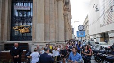 Najväčšia sieť kaviarní na svete už aj v Taliansku. Ľudia stáli v rade hodiny