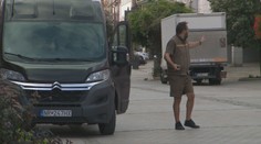 Každodenné starosti kuriérov: Často sa musia rozhodnúť, či budú riskovať pokutu alebo vláčiť balíky