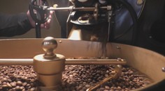 Vyskúšali sme svetlo praženú kávu, prekvapí vás kyslejšou chuťou