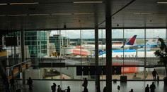 Evakuovali časť letiska v Amsterdame, pilot stlačil omylom tlačidlo poplachu