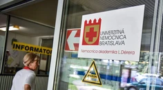 Lekár mal v bratislavskej nemocnici pracovať pod vplyvom drog. Polícia prípad zamietla