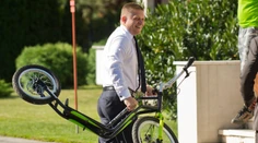 Fico prišiel na rokovanie vlády na kolobežke. Akú alternatívu volili ministri?