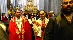 Luxus a drahé kovy: Pozrite sa, ako vyzeralo korunovanie nového rómskeho kráľa