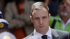 Pistorius si odpykáva trest doma, čaká ho ďalší súd