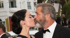 On má 60 a ona 25 rokov. Otec a dcéra to ale nie sú