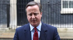 Aj britský premiér je len človek. Nevypnutý mikrofón zachytil hudobnú vložku