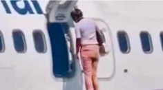 VIDEO: Rozruch na ukrajinskom letisku. Pasažierka sa prechádzala po krídle lietadla