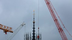 Z katedrály Notre-Dame v Paríži začali odstraňovať 600-tonové lešenie. Oficiálnu príčinu požiaru stále neurčili