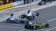 Hrozivá zrážka monopostov: Po prilbe mu prešlo koleso, on odkráčal po svojich