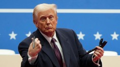 Donald Trump zaviedol clá na dovoz z krajín troch najväčších partnerov USA. Urobia nás veľmi bohatými, povedal