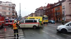 Pri zrážke autobusu a električky v Plzni sa zranilo najmenej 19 ľudí