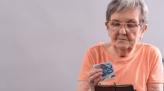 Dôchodcovia touto kalkulačkou zistia, či im od januára 2018 zvýšia penziu