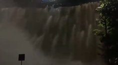 VIDEO: Na juhozápade Poľska pretiekla nádrž. V krajine evidujú prvú obeť záplav a lejakov