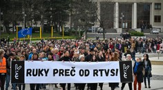Na podporu RTVS sa v Bratislave uskutočnil protest. Účastníci vytvorili aj živú reťaz