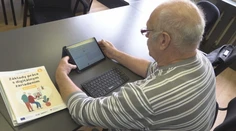 Tisícky seniorov čakajú na tablety zadarmo. Po pilotnej fáze projektu zostalo ticho