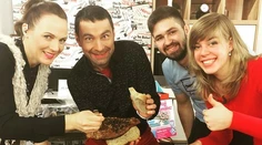 Pena z bielej čokolády s makom a s jahodovou omáčkou