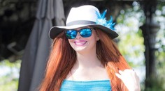 Úchylná paparazzi snímka. Fotograf vošiel modelke pod sukňu