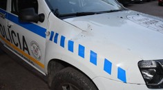 Na policajtov zaútočil sekerou opitý muž (33), sú zranení. Padli aj výstrely