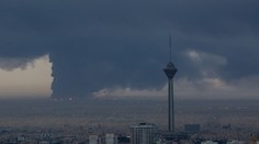 Výbuchy a stúpajúci dym. Spojené štáty a Izrael útočili na ropné zariadenia v Teheráne