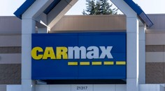 VIDEO: Mužovi sa nepáčila suma, ktorú mu v bazári ponúkli za auto. Vletel ním do predajne a vážne zranil niekoľko ľudí