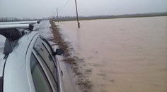 Ľudí na východe Slovenska ohrozuje veľká voda. Zaplavila už príjazdové cesty aj ihrisko