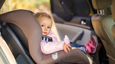 Taliani musia mať v autách výstražný systém. S týmto zariadením už rodičia nezabudnú dieťa v autosedačke