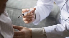 USA pozastavili licenciu vakcíny proti vírusu s pandemickým potenciálom. Dôvodom sú správy o nežiaducich účinkoch