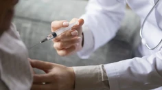 USA pozastavili licenciu vakcíny proti vírusu s pandemickým potenciálom. Dôvodom sú správy o nežiaducich účinkoch