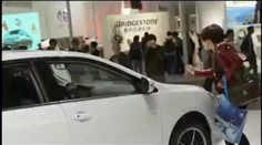 Žena na autosalóne ničila auto. Chcela, aby jej ho manžel kúpil