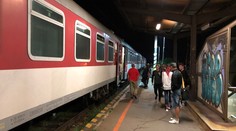 Cestujúci po hodine v tuneli išli peši na Hlavnú stanicu, ďalší čakali vo vlaku 7 hodín