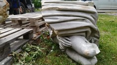 Ľudia pri nej kľačali a modlili sa. Na známu sochu v Šaštíne spadol strom a zničil ju