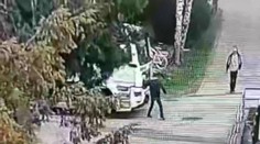 VIDEO: Opitý senior vošiel do cesty smetiarskemu autu. Skončil pod jeho kolesami