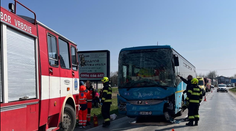 Chybu zrejme urobil šofér autobusu. Pri nehode neďaleko Piešťan sa zranilo jedenásť ľudí