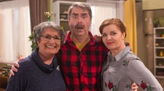 Na Susedov sa valí katastrofa: Mamička je späť!