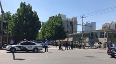 Pred americkou ambasádou v Pekingu došlo k výbuchu, zranil sa len páchateľ