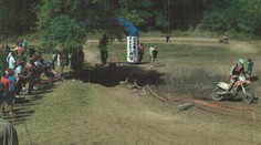 Motorkár narazil v Domaniži počas pretekov do divákov, jedného z nich museli letecky transportovať