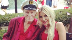 Hefnerovej manželke odstránili silikóny. Varuje pred otravou a šokujúcimi príznakmi