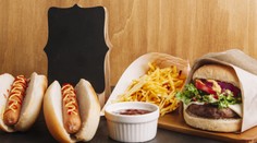 Vedci odhadli, koľko minút života stratíte, keď si dáte kolu či burger. Poukázali na tri najviac nezdravé potraviny