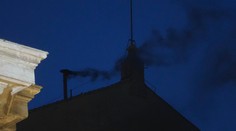 VIDEO: Prvá voľba sa skončila čiernym dymom. Kardinálom sa nepodarilo vybrať pápeža