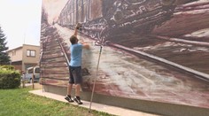 Jeho diela oživili fádne fasády domov v Prievidzi. Oceňuje ich aj staršia generácia