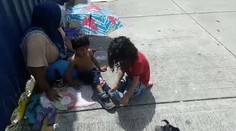 Dojímavé video: Chlapec (9) daruje svoje topánky dieťaťu žijúcemu na ulici