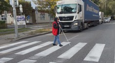 Streda je dňom bielej palice. Testovali, či vodiči zastavia nevidiacim čakajúcim na priechode